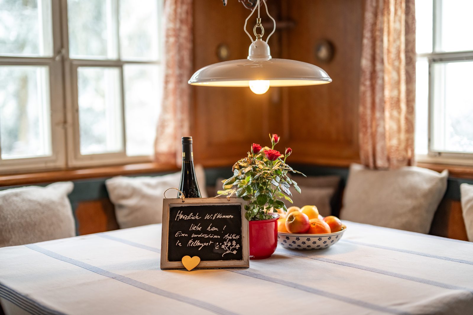 Traditioneller Kachelofen im Ferienhaus Allgäu Mesnerhaus