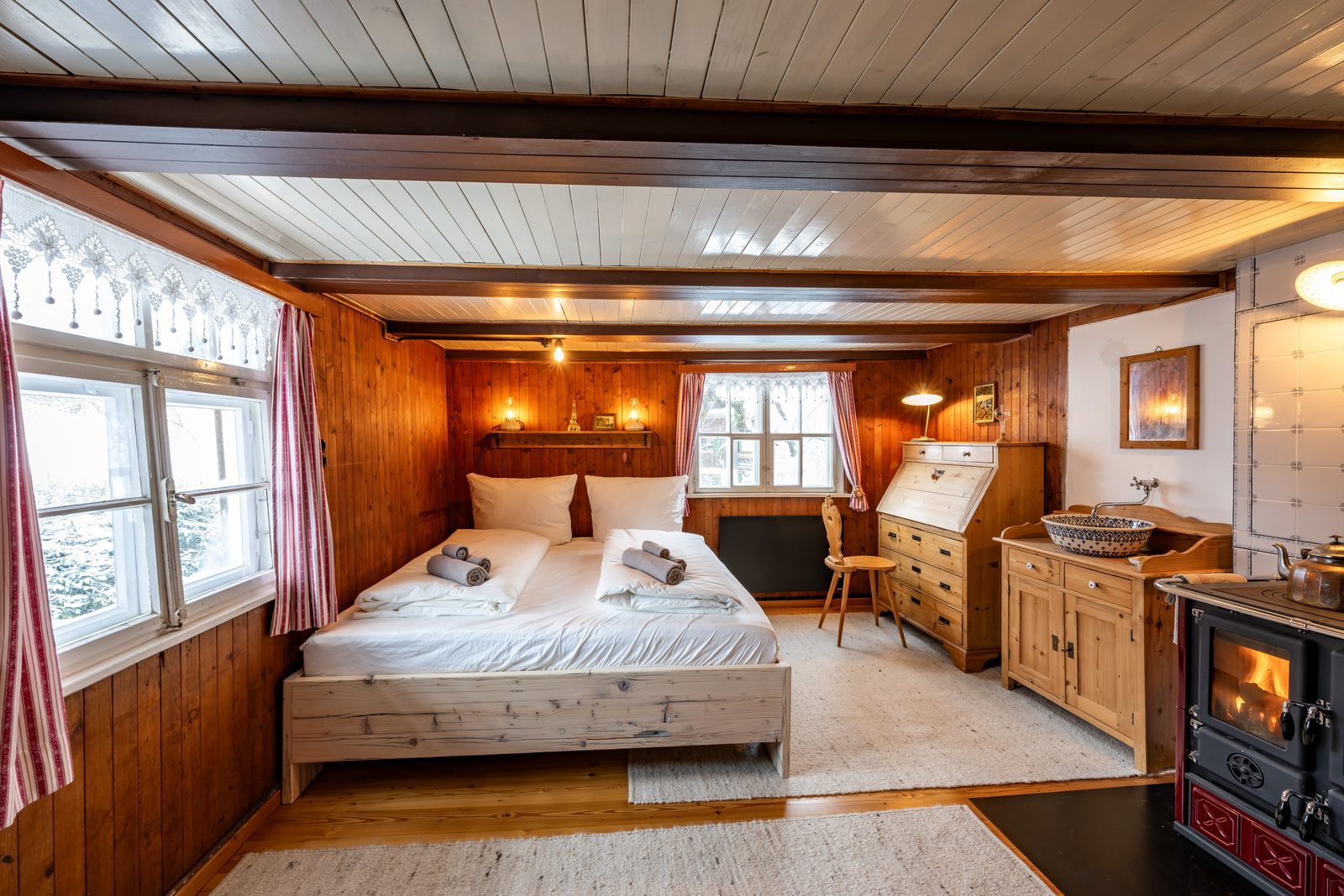 Schlafzimmer 2 Ferienhaus Allgäu Doppelbett und Einzelbetten für Familien