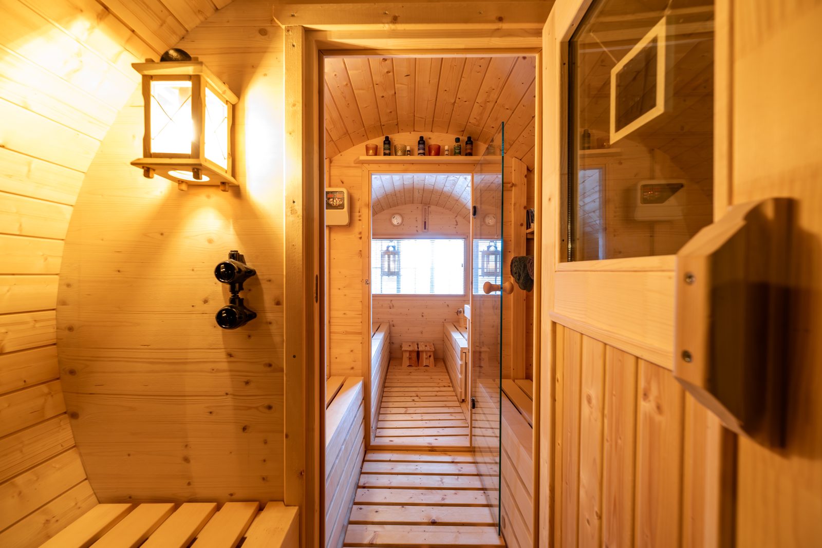 Sauna Innenraum mit Dusche Mesnerhaus